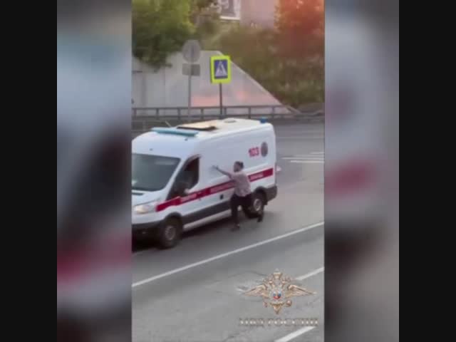 Нетрезвый (а может, и трезвый) дегенерат против Скорой