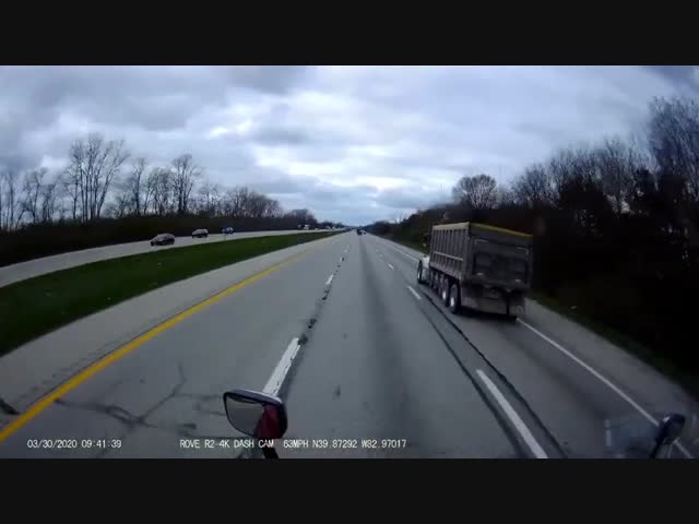 Самосвал перевернулся из-за лопнувшей шины