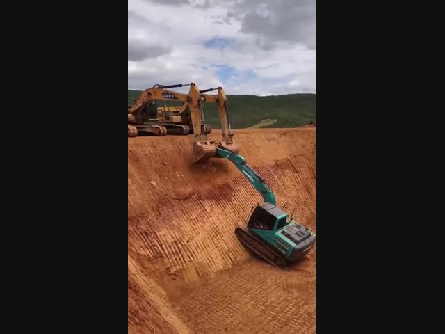 Тащи... Тащи его!