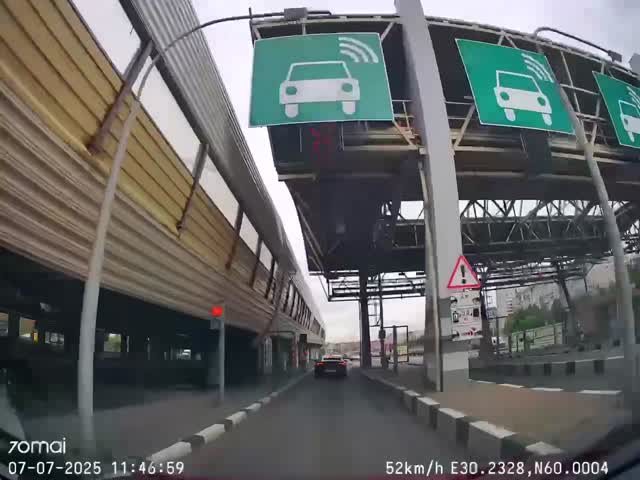 Водитель сломал шлагбаум, чтобы не платить за выезд