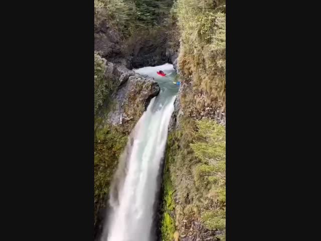 Спортсмен в красной байдарке так и не прыгнул