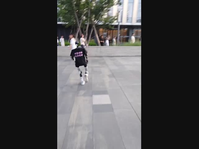 Человекообразный робот пугает человеков