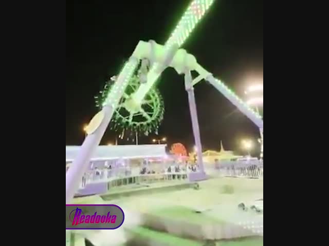 В Саудовской Аравии аттракцион «360 градусов» с людьми на борту сломался пополам