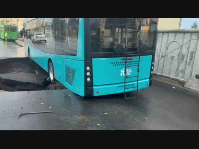 В Казани после сильного ливня  образовался большой провал, в который попал троллейбус.