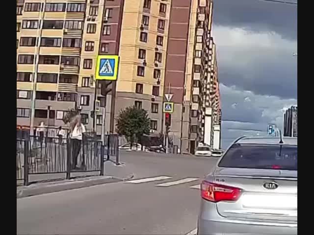 Девушка на электросамокате страдает дальтонизмом