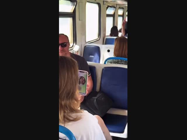 Талантливое шоу, но пассажирам почему-то не нравится. 