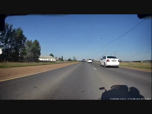 Трактор подрезал мотоциклиста