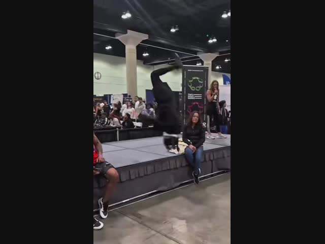 Энергичная девушка