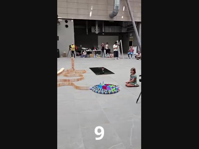 Разрушение города из домино