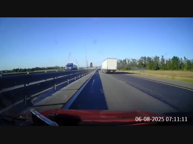 Фура большая, могла и не заметить