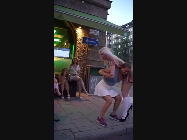 Сильная девушка