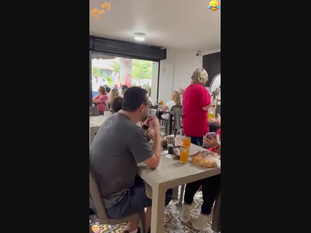 Весёлая официантка