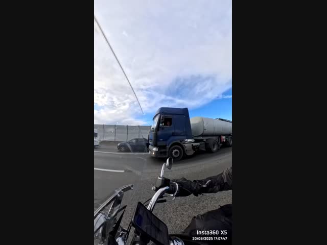 Бензовоз против легковушки