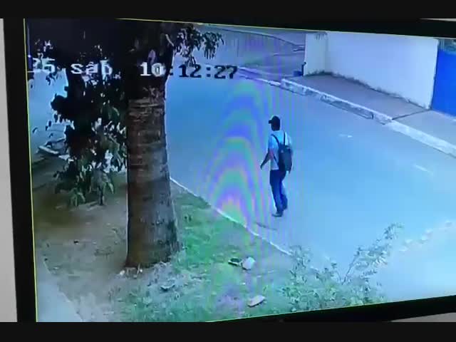 Дебилл остановил копов чтобы порезать их ножом