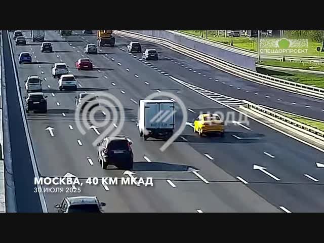 У «Газели» на МКАДе лопнуло колесо