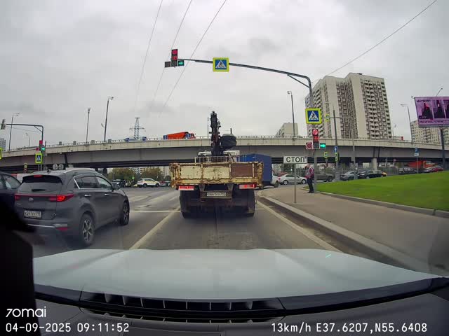 Целился в женщину на электросамокате