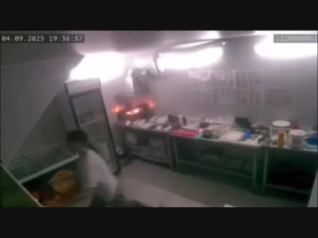 Официантка попыталась потушить водой горящее масло