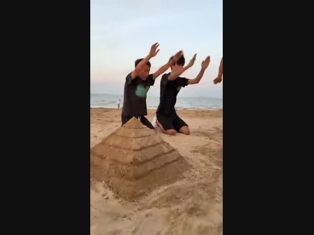 Когда на пляже больше нечем заняться...