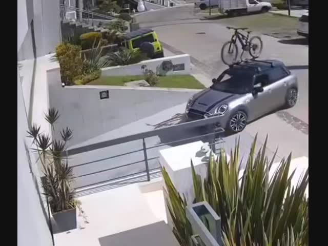 Водитель забыл, что у него на крыше велосипед...