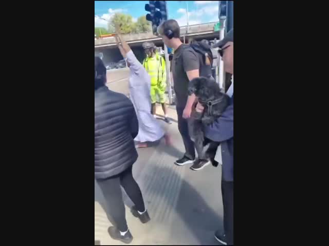 Мигрант-мусульманин в Швеции остановил автобус и начал молиться перед ним