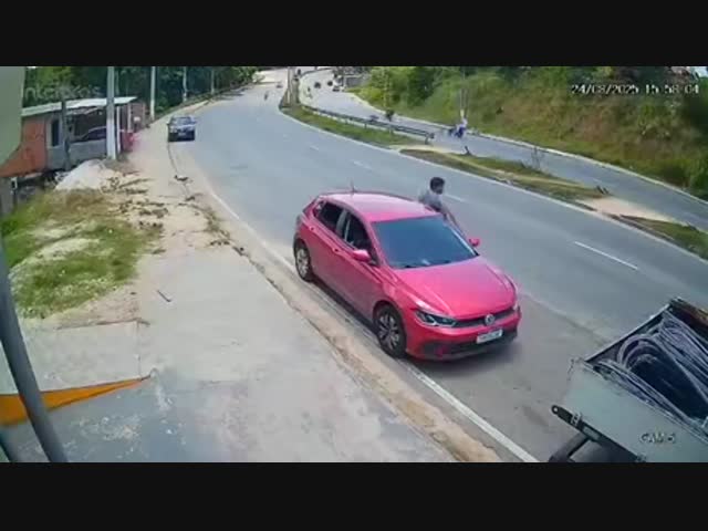 Шофер забыл о ручном тормозе