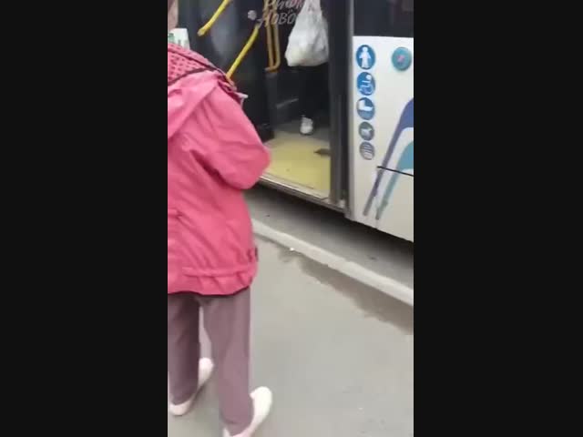 В Тобольске женщину с ребёнком высадили из автобуса