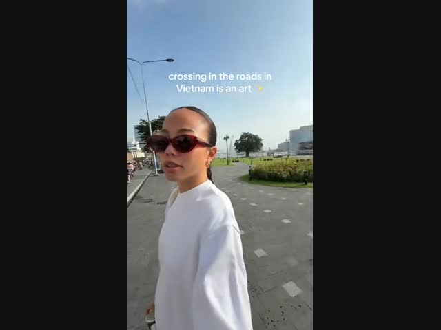 Переход улицы во Вьетнаме - это искусство