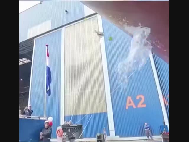 Спуск корабля на воду - это всегда большое событие