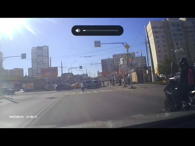 Мотоциклист закрыл сезон себе и женщине-пешеходу