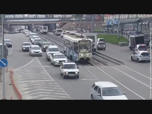 Водитель потом говорил, что трамвай его подрезал