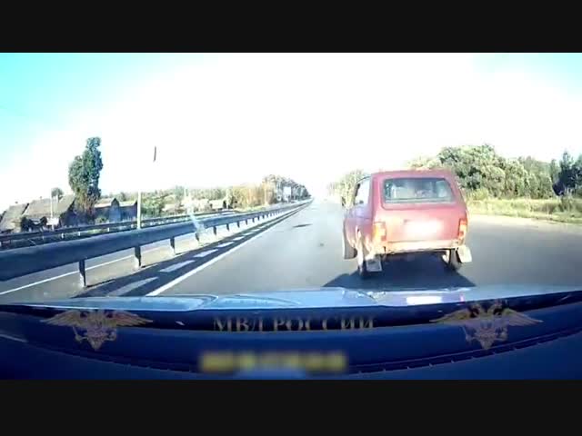 Пьяный водитель устроил погоню с полицейскими, а потом напал на них с ножом