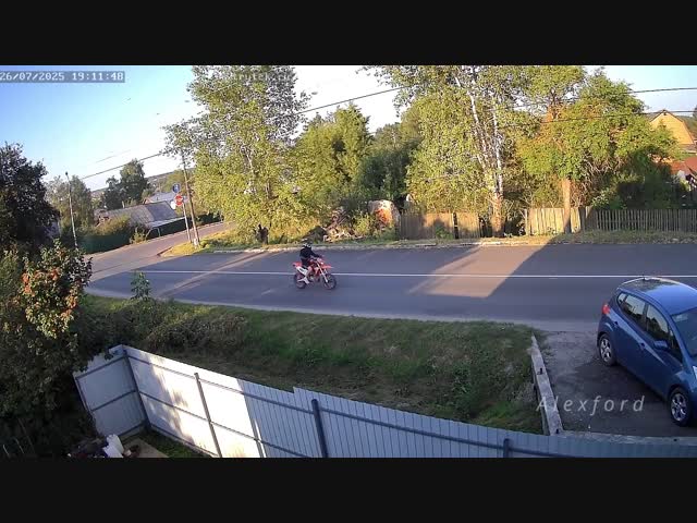 Питбайкер не пропустил автомобиль