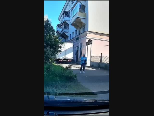 Пенсионерка чудом выжила под колёсами грузовика