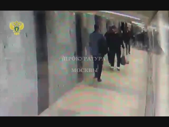 Узкий подземный переход