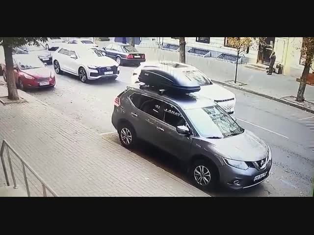 Не вовремя открыл дверь