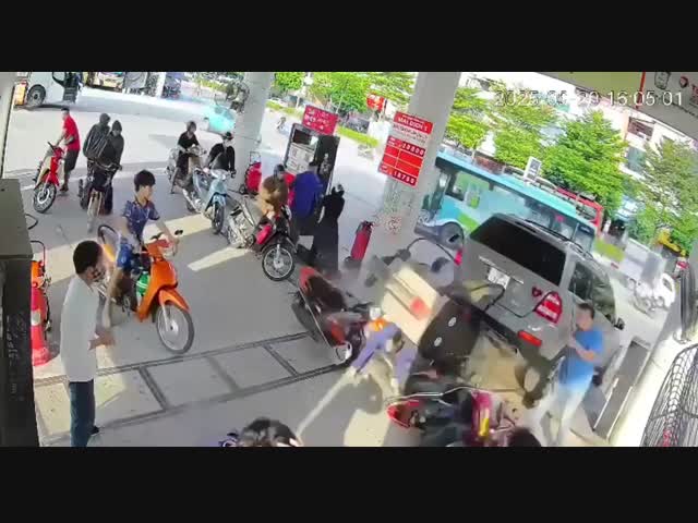 Неумелый водитель вызвал пожар на АЗС