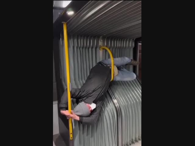 Пассажир решил выспаться в автобусе-гармошке