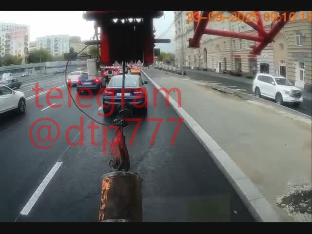 Автокран догнал легковушку