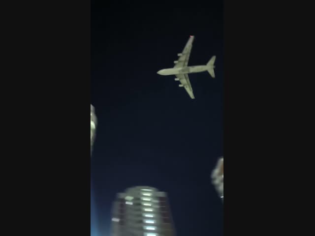 В Москве во время недавней атаки дронов самолёт пролетел рядом с крышами многоэтажек
