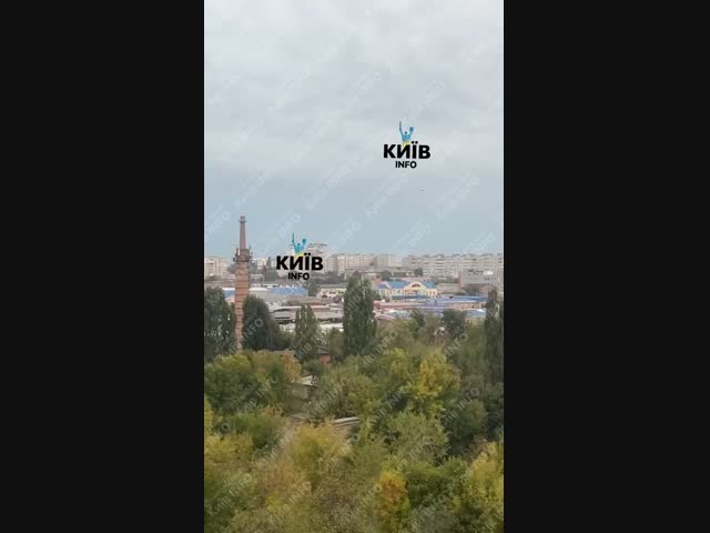 Момент прилета дрона в киевский торговый центр