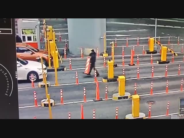 Водитель отказался оплачивать парковку в Шереметьево, сбил администратора и уехал