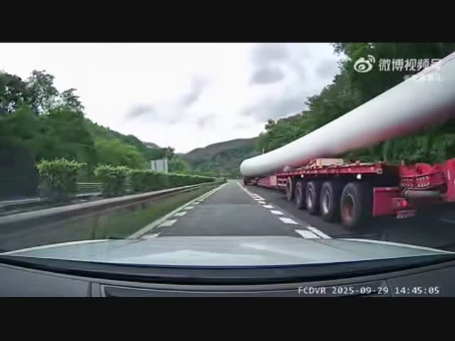 Неудачный обгон сверхнегабаритного груза