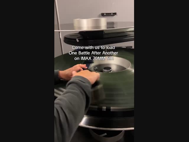 Установка бобины с фильмом на 70 миллиметровой плёнке