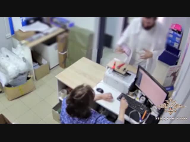 Рукастый ловкач вместе с мамой украл пять телефонов на 850 тыс. 