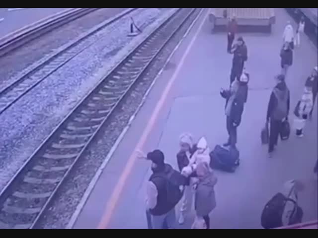 Так спешил, что успел: торопливый пешеход упал под локомотив