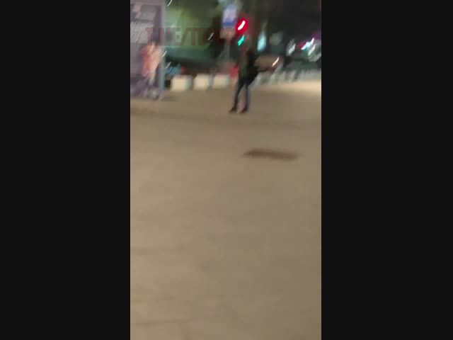 Девушка показывала бюст и бросалась в объятия к незнакомцам в Воронеже