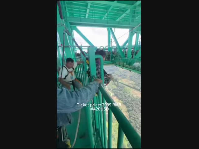 Такой прыжок в Китае стоит 420 долларов или почти 34 тысячи рублей