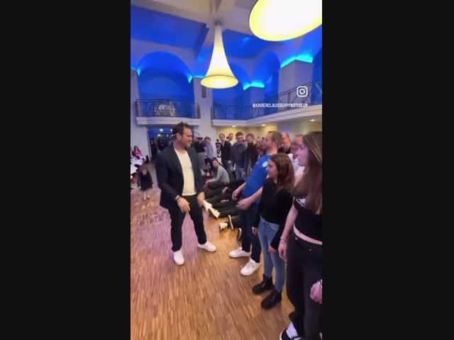 Любопытно. Это действительно гипноз или оплаченная массовка?