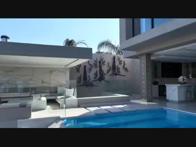 Дом человека, который украл много денег из бюджета ЮАР