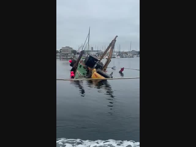 Что-то непонятное перевернулось и затонуло вместе с экскаватором